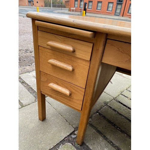 84 - MID 20TH CENTURY LIGHT OAK TWIN PEDESTAL SEVEN DRAWER DESK