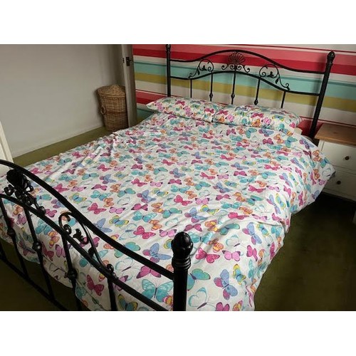 185 - BLACK ARCHED TUBULAR METAL VICTORIAN STYLE DOUBLE BEDSTEAD