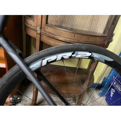 182 - LIGHT WEIGHT CONTEND SL RACING BICYCLE WITH GIANT PR 2 DISC TYRES