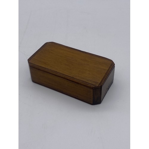 416 - 19TH CENTURY RECTANGULAR BOX WITH SLIDING LID ENCLOSING A SET OF BONE DICE