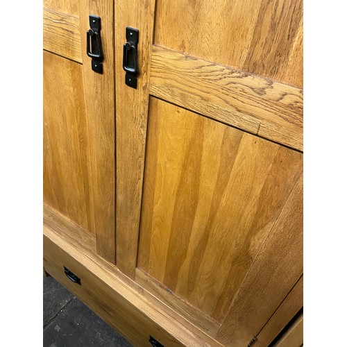 151 - CONTEMPORARY OAK TRIPLE DOOR WARDROBE WITH DRAWER BASE