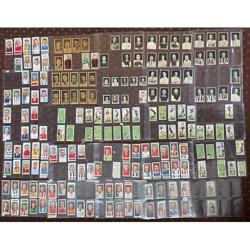 473 - BINDER OF SLEEVES OF CIGARETTE CARDS RELATED TO FOOTBALL, GODFREY PHILLIPS, CHURCHMANS, LAMBERT AND ... 