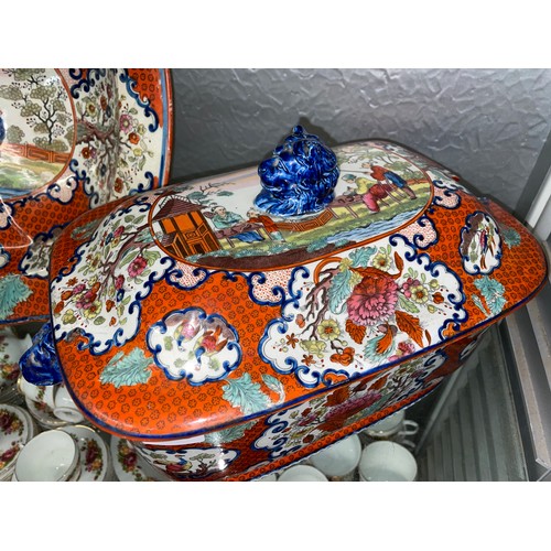 250 - 19TH CENTURY PEARLWARE CHINOISERIE DECORATED MEAT PLATTER, DISHES AND TUREEN AND COVER, SOME A/F