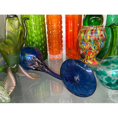 267 - HALF SHELF OF GREEN AND TANGERINE GLASS VASES, IRRIDESCENT BULB VASE, AND SPIL VASES