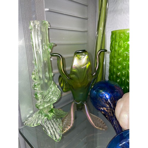 267 - HALF SHELF OF GREEN AND TANGERINE GLASS VASES, IRRIDESCENT BULB VASE, AND SPIL VASES