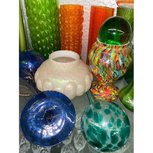 267 - HALF SHELF OF GREEN AND TANGERINE GLASS VASES, IRRIDESCENT BULB VASE, AND SPIL VASES