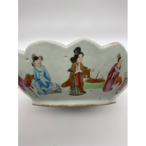 484 - 19TH CENTURY CANTON FAMILLE ROSE LOBED SHALLOW BOWL PAINTED WITH PANELS OF FIGURES AND BIRDS AND A F... 