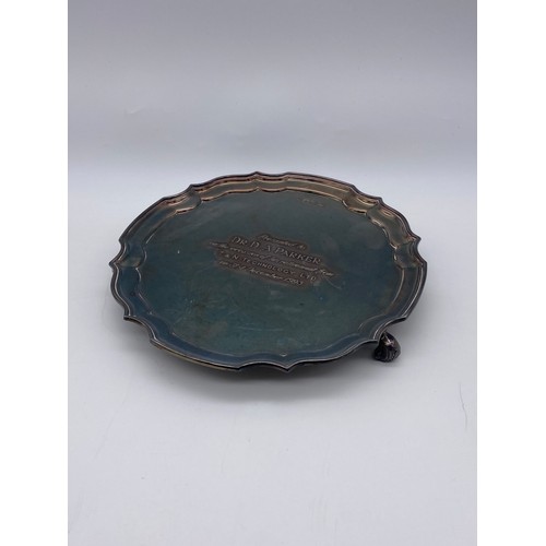 440 - SHEFFIELD SILVER SERPENTINE WAITER TRAY WITH EVERTED BORDER AND PRESENTATION INSCRIPTION 10.9OZ APPR... 