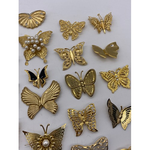 608 - BAG OF GOLD COLOURED BUTTERFLY BROOCHES