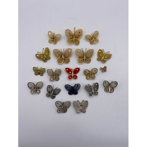 607 - BAG OF SILVER AND GOLD COLOURED MESH BUTTERFLY BROOCHES