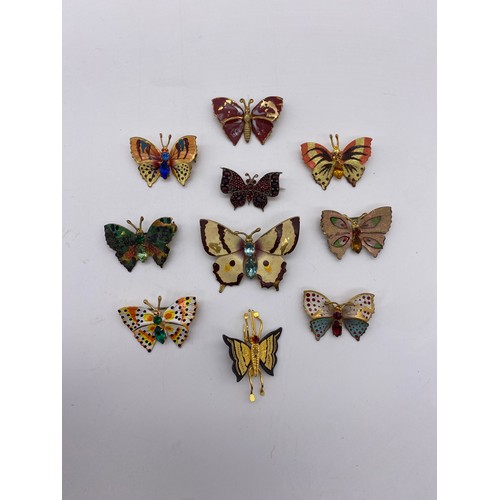 614 - BAG OF METALWORK FILIGREE AND ENAMELLED BUTTERFLY BROOCHES