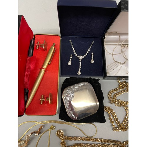 633 - SMALL SELECTION OF CHAIN NECKLACES, NECKLACE AND EARRING SETS AND PEN WITH CUFFLINKS PRESENTATION SE... 