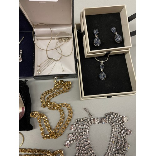 633 - SMALL SELECTION OF CHAIN NECKLACES, NECKLACE AND EARRING SETS AND PEN WITH CUFFLINKS PRESENTATION SE... 