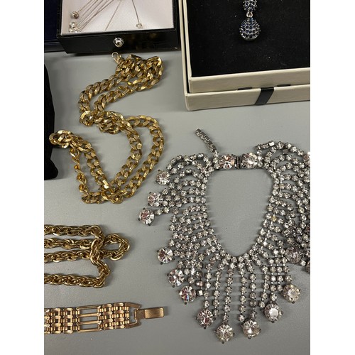 633 - SMALL SELECTION OF CHAIN NECKLACES, NECKLACE AND EARRING SETS AND PEN WITH CUFFLINKS PRESENTATION SE... 