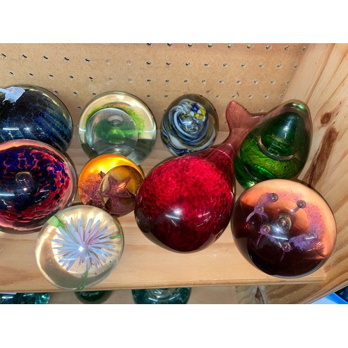 520 - SHELF OF GLASS PAPERWEIGHTS INCLUDING WEDGWOOD TOADSTOOL, MDINA, WEDGWOOD WHALE, CAITHNESS REFLECTIO... 