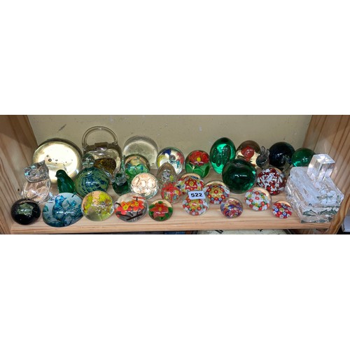 522 - SHELF OF GLASS PAPER WEIGHTS INC WEDGWOOD SNAIL, MDINA, FLORAL EXAMPLES, AND THREE ETCHED LUCITE WEI... 