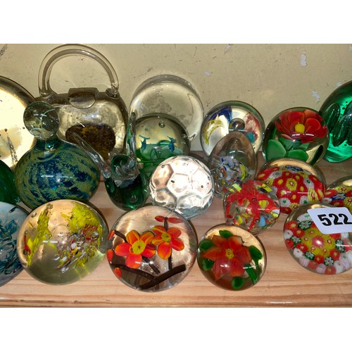 522 - SHELF OF GLASS PAPER WEIGHTS INC WEDGWOOD SNAIL, MDINA, FLORAL EXAMPLES, AND THREE ETCHED LUCITE WEI... 