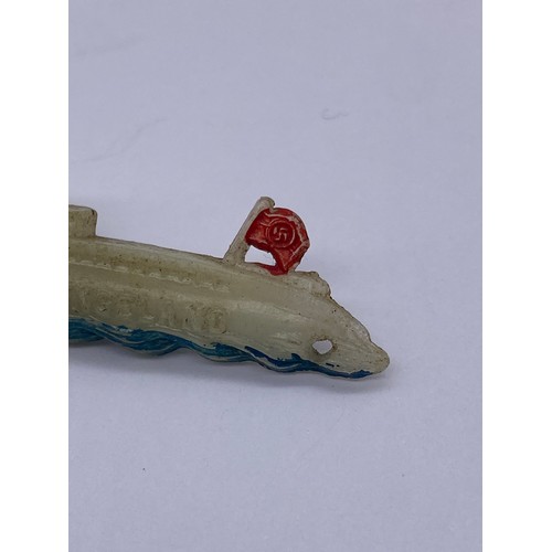 557 - WIR FAHREN GEGEN ENGELAND PLASTIC U BOAT LAPEL BADGE