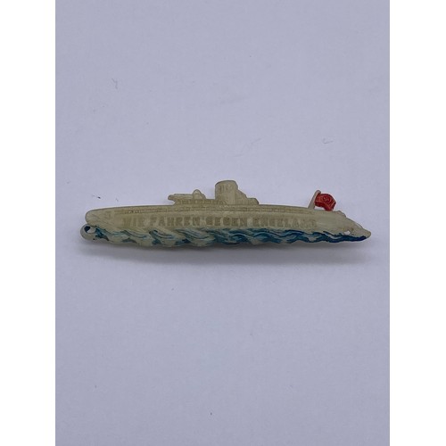 557 - WIR FAHREN GEGEN ENGELAND PLASTIC U BOAT LAPEL BADGE