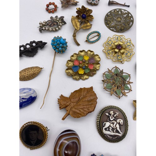 601 - SELECTION OF BROOCHES, MICRO MOSAIC, ENAMELLED, BUCKLES, CARVED CAMEO