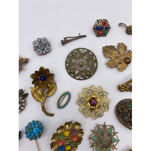 601 - SELECTION OF BROOCHES, MICRO MOSAIC, ENAMELLED, BUCKLES, CARVED CAMEO