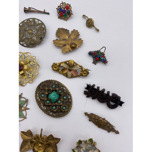 601 - SELECTION OF BROOCHES, MICRO MOSAIC, ENAMELLED, BUCKLES, CARVED CAMEO