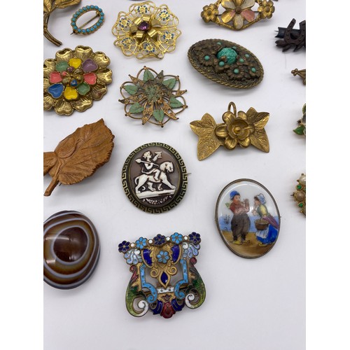 601 - SELECTION OF BROOCHES, MICRO MOSAIC, ENAMELLED, BUCKLES, CARVED CAMEO