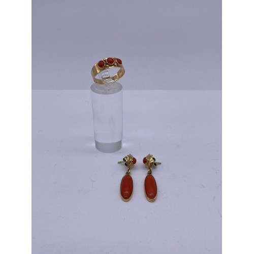 623 - STAMPED 585 CORAL CABOCHON THREE STONE RING AND PAIR OF OVAL DROPPER EARRINGS 6G OVERALL APPROX