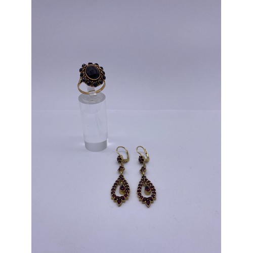 627 - UNMARKED YELLOW METAL GARNET CLUSTER RING AND PAIR OF SILVER GILT OVAL DROPPER EARRINGS