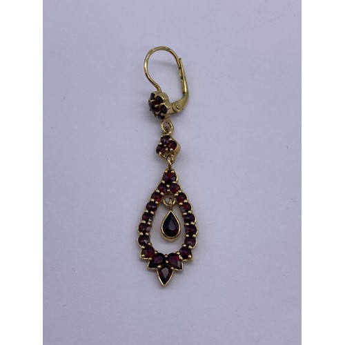 627 - UNMARKED YELLOW METAL GARNET CLUSTER RING AND PAIR OF SILVER GILT OVAL DROPPER EARRINGS