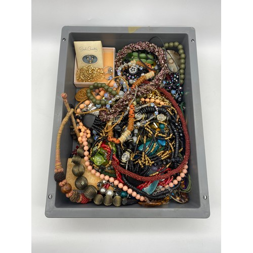 587 - TRAY OF GRADUATED BEAD NECKLACES, CHAIN AND OTHER COSTUME JEWELLERY INC. SARAH COVENTRY