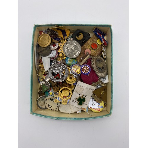 554 - TRAY OF SECRET SOCIETY BADGES, ENAMEL LAPEL BADGES AND COMMEMORATIVE BADGES