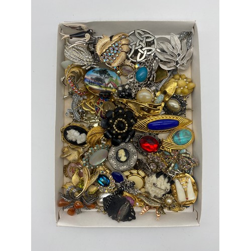 596 - TRAY OF DRESS BROOCHES, DIAMANTE,  MARCASITE AND PASTE