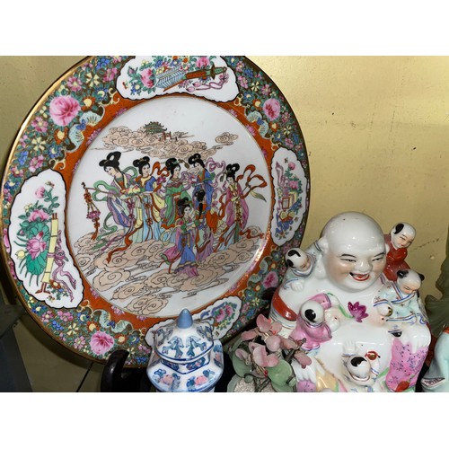 511 - SHELF OF REPRODUCTION MAINLY CHINESE CERAMICS AND FIGURES INCLUDING BUDDHAS, TEA BOWLS, AND PLATES