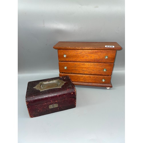 629 - SMALL RED MORROCAN LEATHER JEWELLERY CASKET AND WOODEN THREE DRAWER CHEST CONTAINING COSTUME JEWELLE... 