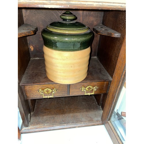 524 - OAK GLAZED SMOKERS CABINET CONTAINING A ROYAL DOULTON HUMIDOR AND VARIOUS PIPES