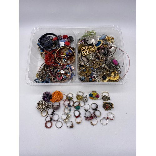 585 - TRAY OF BROOCHES, PENDANTS, BANGLES, AND SELECTION OF DRESS RINGS