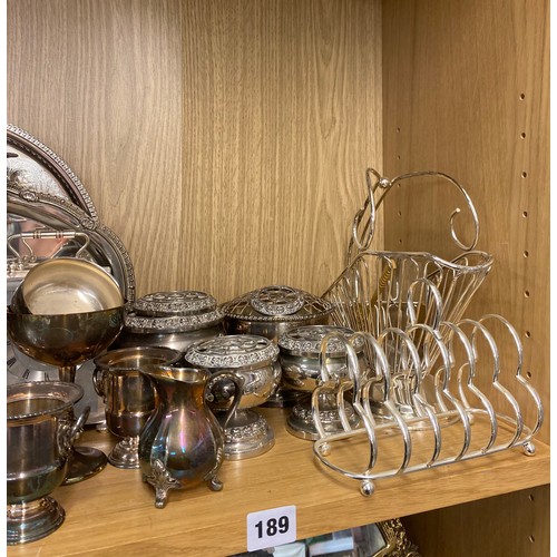 189 - SHELF CONTAINING PEWTER TANKARDS, EPNS ROSE BOWLS, CANDELABRUM, TOAST RACK,ETC