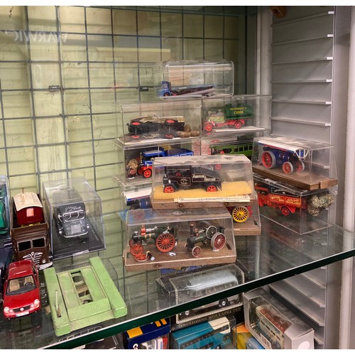 269 - SHELF OF BOXED AND UNBOXED DIE CAST MODEL VINTAGE VEHICLES AND WAGONS