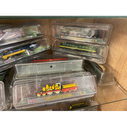 512 - TWO SHELVES OF DEL PRADO LOCOMOTIVE AND DIESEL TRAIN MODELS IN BLISTER PACKS