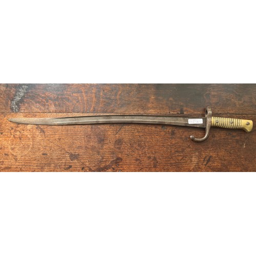 552A - A 19TH CENTURY FRENCH CHASSPORT STEEL BAYONET WITH BRASS HANDLE, NUMBERED K12498, LENGTH - 57CM APPR... 