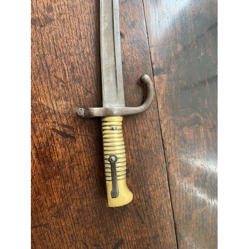 552A - A 19TH CENTURY FRENCH CHASSPORT STEEL BAYONET WITH BRASS HANDLE, NUMBERED K12498, LENGTH - 57CM APPR... 