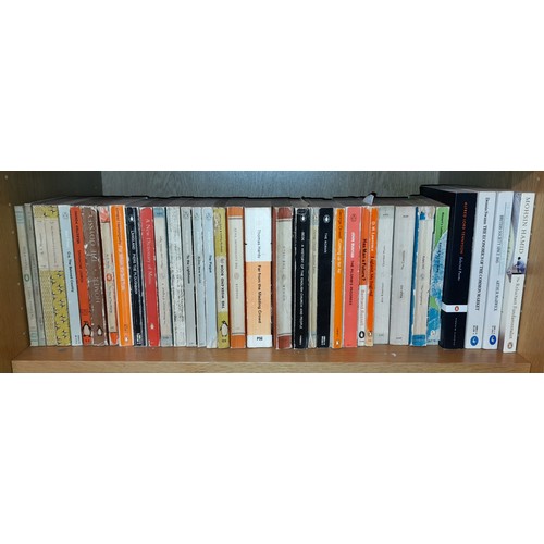 159 - TWO SHELVES OF ORANGE AND BLUE PENGUIN AND PELICAN PAPER BACK BOOKS