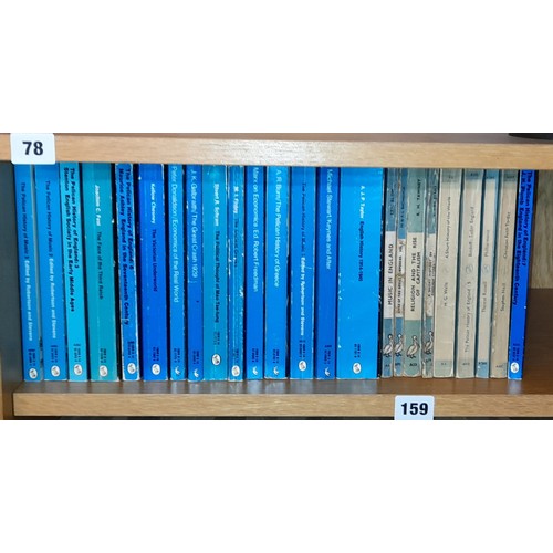 159 - TWO SHELVES OF ORANGE AND BLUE PENGUIN AND PELICAN PAPER BACK BOOKS