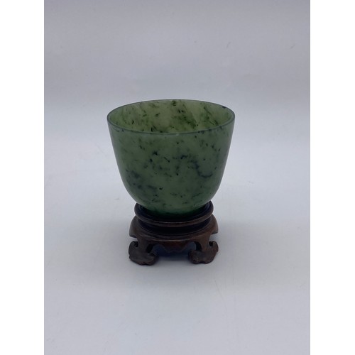 570 - CARVED JADEITE MINIATURE SCREEN ON STAND AND SPINACH JADE BOWL