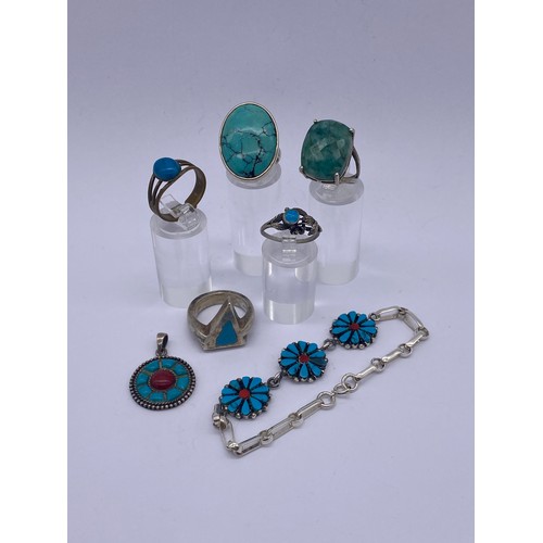 422 - SELECTION OF SILVER AND WHITE METAL SET BLUE STONE JEWELLERY INC. DAISY BRACELET, TRIANGLE RING AND ... 