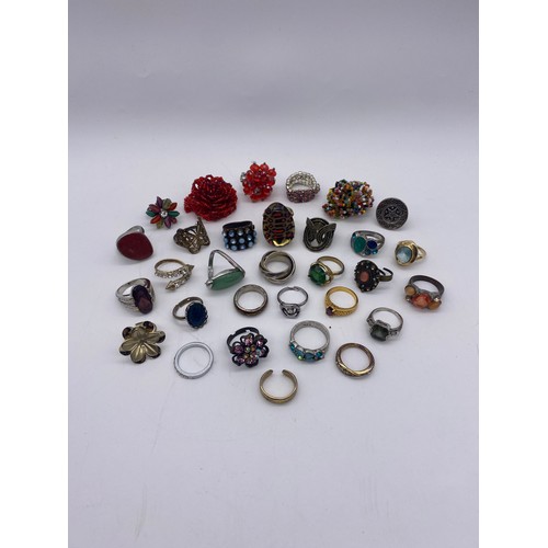 426 - SELECTION OF VARIOUS METAL AND BEADED DRESS RINGS