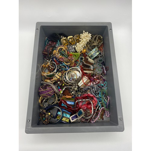 427 - TUB OF VARIOUS DRESS BRACELETS AND BANGLES, METAL AND BEADED EXAMPLES