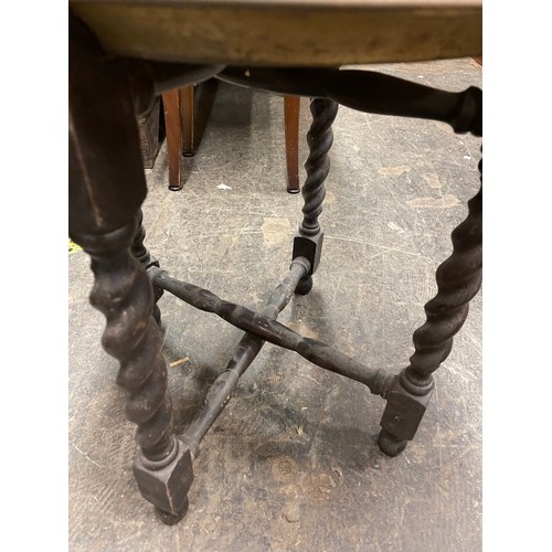 222 - CIRCULAR BRASS ENGRAVED TRAY TOP TABLE ON BARLEY TWIST STAND