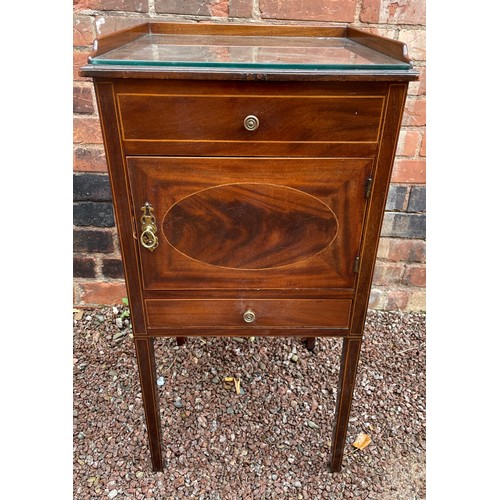 98 - EDWARDIAN MAHOGANY AND BOX STRUNG BEDSIDE CUPBOARD WITH THREE QUARTER GALLERY BACK